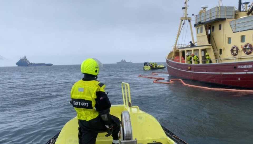 BEREDSKAP: KV Svalbard satte ut lenser rundt fartøyet. BEREDSKAP: KV Svalbard satte ut lenser rundt fartøyet.