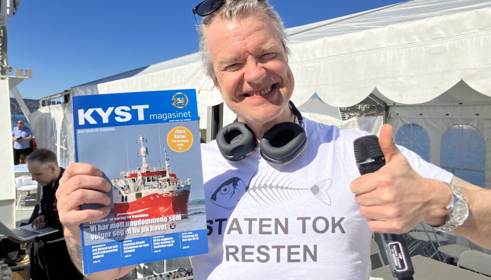 MÅ HA, BARE MÅ HA: Fra fredag 30. juni begynner Kystmagasinet å plusse saker på nettsiden vår. Vi feirer 25 år i år, og kommer samtidig ut med en egen jubileumsutgave da. På bildet er hele Norges Alex Rosèn med Kystmagasinet i anledning seminaret «Mingling i havet – Sjømatnæringen på 1-2-3» i Bergen tidligere i vår. Båtinteressert som han er, insisterte han på å få med seg et rykende ferskt eksemplar. MÅ HA, BARE MÅ HA: Fra fredag 30. juni begynner Kystmagasinet å plusse saker på nettsiden vår. Vi feirer 25 år i år, og kommer samtidig ut med en egen jubileumsutgave da. På bildet er hele Norges Alex Rosèn med Kystmagasinet i anledning seminaret «Mingling i havet – Sjømatnæringen på 1-2-3» i Bergen tidligere i vår. Båtinteressert som han er, insisterte han på å få med seg et rykende ferskt eksemplar.