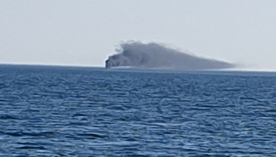 OVERTENT: Det brant godt i morges, når en fisker måtte kaste seg i havet for å berge livet. Sjarken var overtent på et øyeblikk, og brant i mange timer etterpå. Det var hverken redningsskøyte, kystvaktfartøy eller båter fra Kystverket i nærheten når det skjedde. OVERTENT: Det brant godt i morges, når en fisker måtte kaste seg i havet for å berge livet. Sjarken var overtent på et øyeblikk, og brant i mange timer etterpå. Det var hverken redningsskøyte, kystvaktfartøy eller båter fra Kystverket i nærheten når det skjedde.