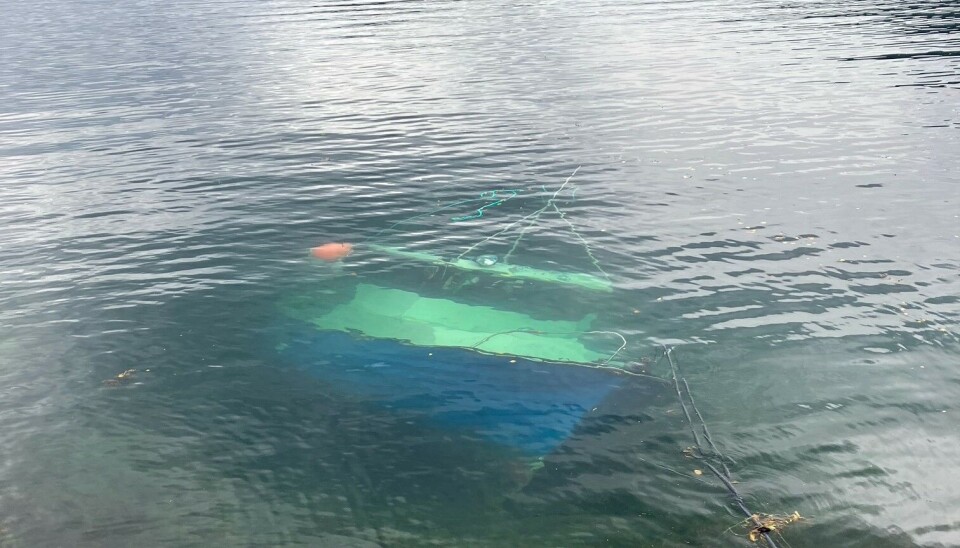 MYSTERIUM: Denne sjarken forliste i går i Saltfjorden like ved Rognan. Hvem som eier den, eller hva som har skjedd, er foreløpig et mysterium. – Vi har kontakt med en person som skal være eieren, opplyser Saltdal kommune.