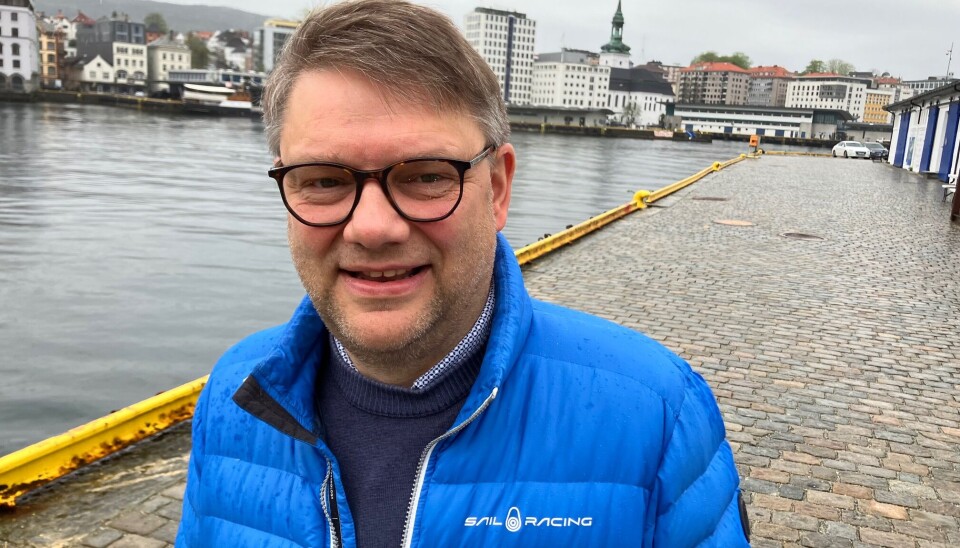 SOM HJEMME: Det regner og blåser rett som det er i Bergen. Det er han vant til, den nye direktøren. – Jeg satser på å helgependle hjem til Dønna hver uke eller hver 14. dag.
