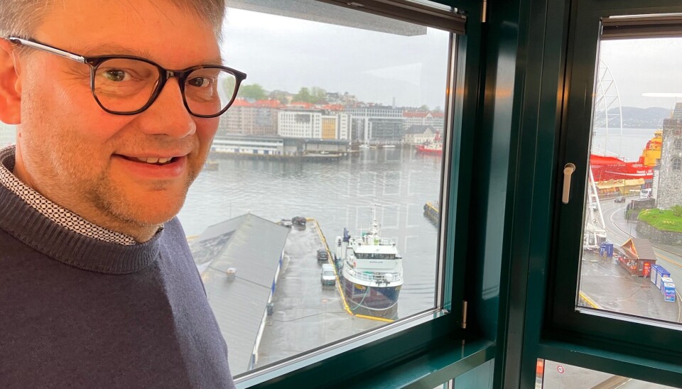 MARITIM UTSIKT: Jonny Berfjord på kontoret sitt hos Norges Sildesalgslag i Vågen i Bergen.