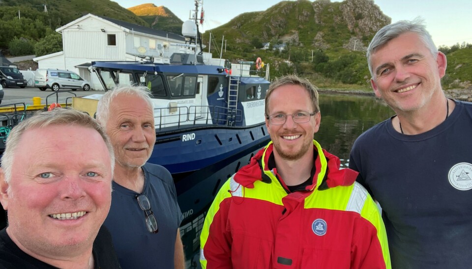 HAIJEGERE: Her er teamet som var ute og merket håbrann. Fra venstre: Inspektør Harald Knotten og skipper Palmar Knardal (Fiskeridirektoratet), forskerne Keno Ferter og Otte Bjelland (HI). I bakgrunnen ser du båten Rind, fra Fiskeridirektoratets sjøtjeneste. HAIJEGERE: Her er teamet som var ute og merket håbrann. Fra venstre: Inspektør Harald Knotten og skipper Palmar Knardal (Fiskeridirektoratet), forskerne Keno Ferter og Otte Bjelland (HI). I bakgrunnen ser du båten Rind, fra Fiskeridirektoratets sjøtjeneste.