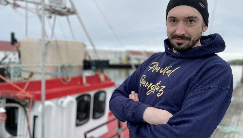 HEL VED: Haakon Rist er en ekte lofoting som reiste ut på jobb og utdanning. Men som han sier, du kan ta lofotingen ut av Lofoten, men ikke Lofoten ut av lofotingen. Hans kjærlighet til kysten gir set uttrykk i både musikk, tekst, tale og grafisk kunst.