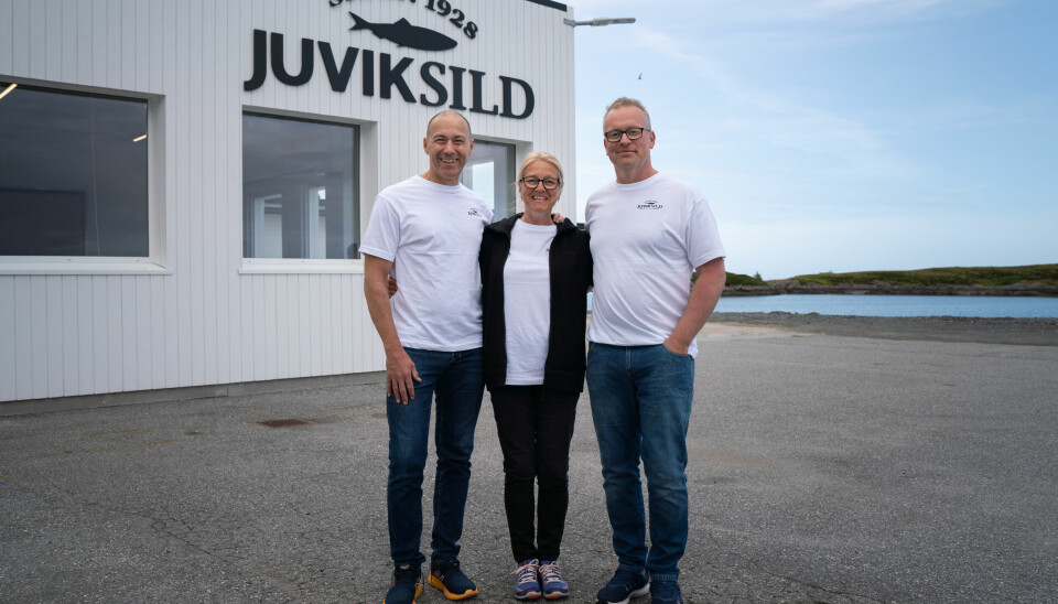 VINNERE: F.v. Jon Ragnvald Sporsheim, søsteren Hanne Cecilie Sporsheim og hennes mann Øyvind Try Leiner hos familiebedriften Juviksild.