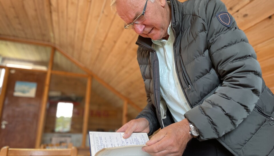 PÅ STELL: Oddvar Husa har ført logg fra alle båtene han har hatt, og alle år. Her leser han sirlig fra en gang de fikk kanonen til «Nybræna» ombord for litt sveising før fangsten kunne fortsette.