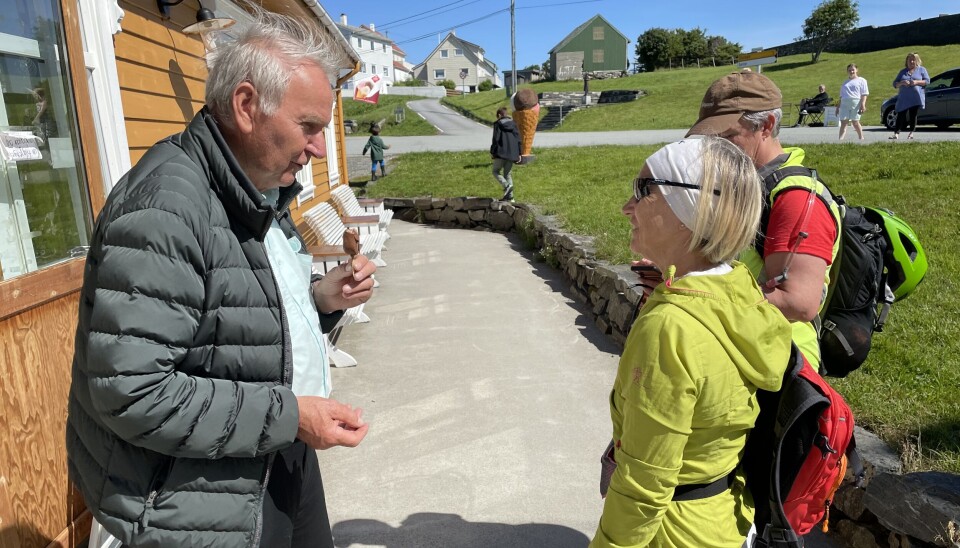 LOKALKJENT: På Fedje kjenner alle hverandre. Her må Oddvar trå til og guide noen besøkende. – Jeg har jobbet litt som guide her når jeg blir spurt, forklarer han.