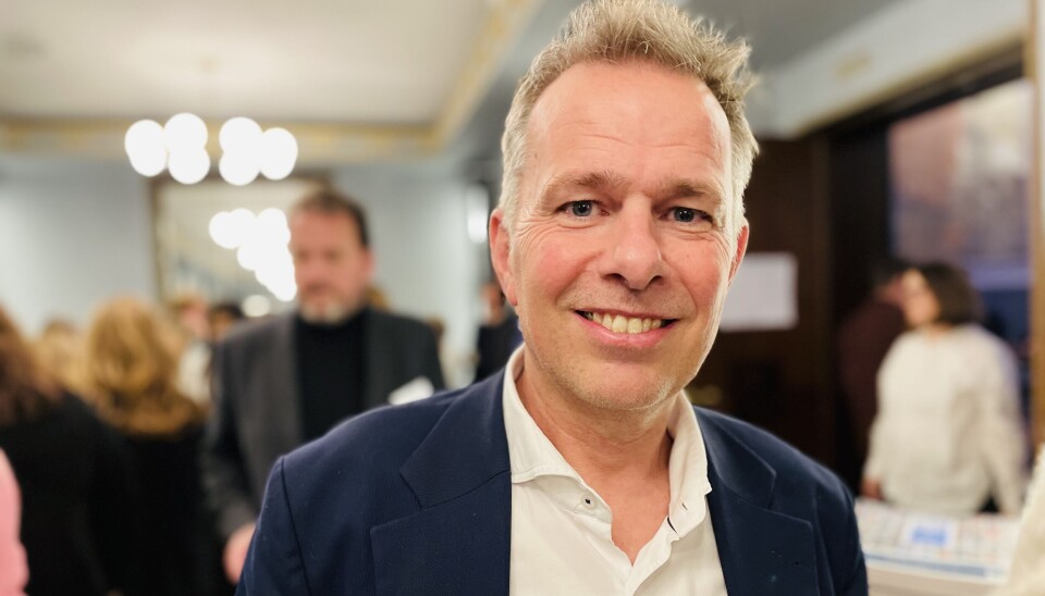 KJØTTGLAD REDAKTØR: Medarrangør og redaktør Øystein Hage i Fiskeribladet tok en fransk en når han skulle servere lunsj til konferansedeltagerne på Kampen om havet-debatten i Bergen torsdag.