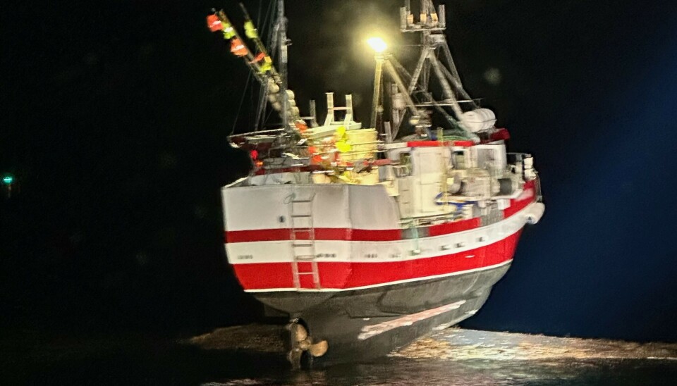 JUMPET PÅ LAND: Ingen ble heldigvis skadet da sjarken havnet på tørt land natt til mandag. Opp som en løve, ned som en svane.