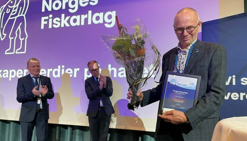 ÆRE VÆRE: Leder Kåre Heggebø og generalsekretær Sverre Johansen overrakte diplom, Fiskarlagets gullnål og blomster til Kjell Ingebrigtsen.