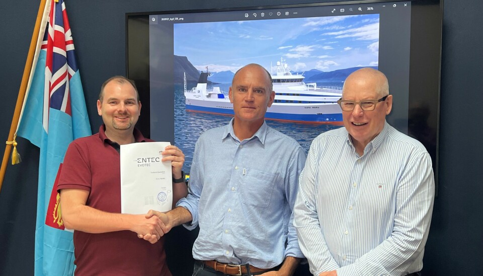 KONTRAKT: Signering av kontrakt. F.v. Håkon Woldsund (Evotec), Paul Hufflett (Aurora
Fisheries) og Michael Connoly (Aurora Fisheries).
