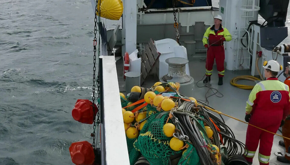 FORSURES: Overvåking av havforsuring gir oversikt over hvor fort norske havområder forsures på grunn av menneskeskapte CO2-utslipp. Bildet viser forskere ombord på skip som tar opp utstyr for å måle havforsuring og temperatur.