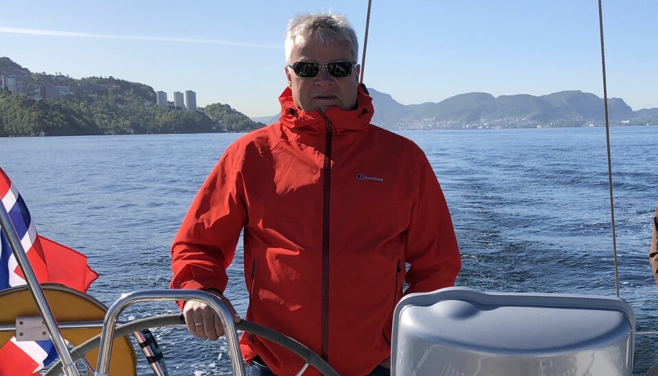 SKIPPER`N: Edmund Mongstad har vært redaktør i Kystmagasinet i nær 24 år. Her avbilde i maritime omgivelser som skipper på egen skute.