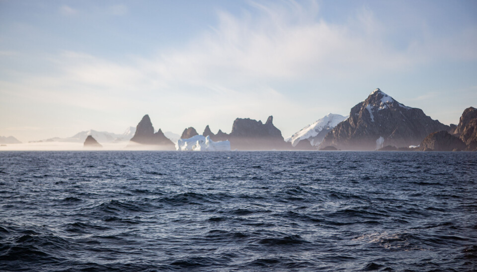 LANGT BORTE: Sør-Orknøyene sett frå forskingsfartøyet Kronprins Haakon, på tokt i Sørishavet i 2020.