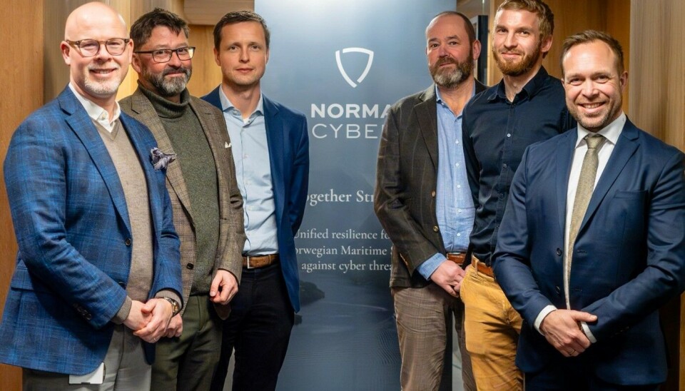 Fra venstre: Audun Halvorsen (Norges Rederiforbund), Arne Asplem og Lars Benjamin Vold (Norma Cyber), Andreas Breivik (Kystverket), Nils Haktor Bua (Sjøfartsdirektoratet) og Richard Utne (Kystverket). Fra venstre: Audun Halvorsen (Norges Rederiforbund), Arne Asplem og Lars Benjamin Vold (Norma Cyber), Andreas Breivik (Kystverket), Nils Haktor Bua (Sjøfartsdirektoratet) og Richard Utne (Kystverket)