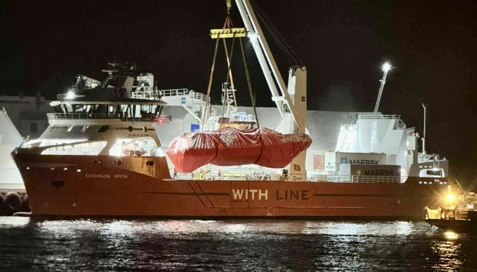 LOFOTEN: Her blir RS «Det Norske Veritas» lastet opp på frakteskipet «Oddrun With» med kurs for Mandal.
