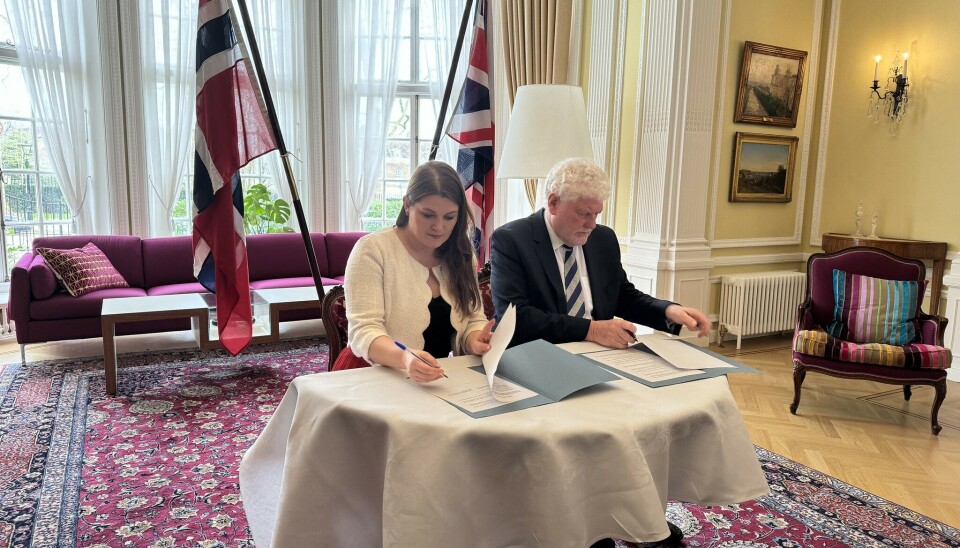 LONDON: Fiskeri- og havminister Cecilie Myrseth og Lord Davies of Gower, Storbritannias juniorminister med ansvar for maritim transport, signerer en ny samarbeidsavtale om tettere maritimt samarbeid mellom Norge og Storbritannia.