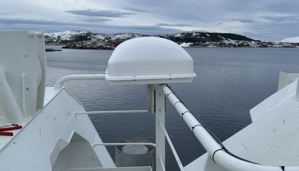 Det er ikke store antennen som skal til for å få det nye kommunikasjonsutstyret om bord. Antenne
