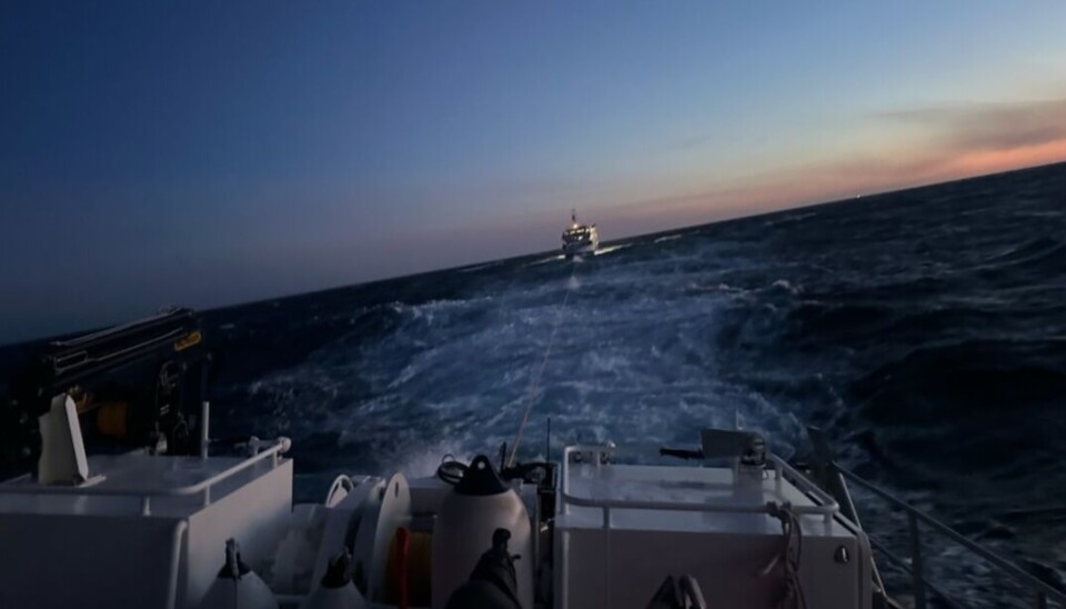 SLEP: Redningsskøyta med slep av fiskebåt inn til Røst.