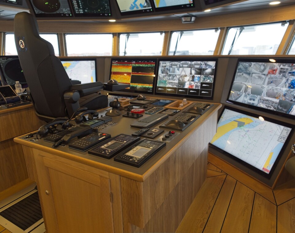 STYRHUSET er fullt av topp moderne maritim elektronikk, samt to komfortable skipperstoler fra NorSap.