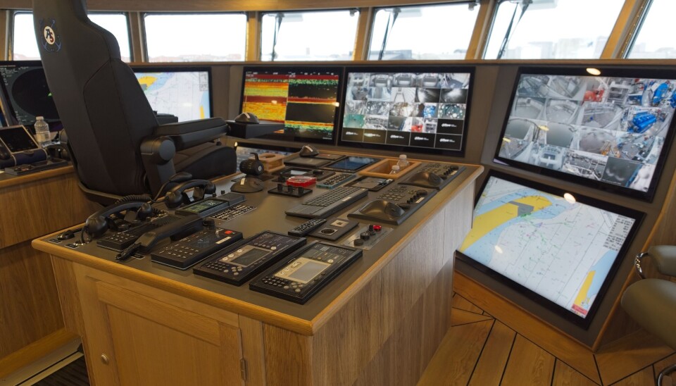 STYRHUSET er fullt av topp moderne maritim elektronikk, samt to komfortable skipperstoler fra NorSap.