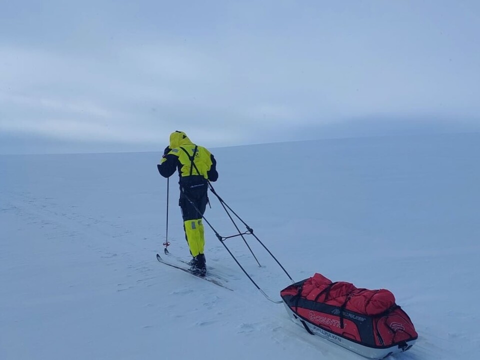 I påsken gjekk han over Hardangervidda i arbeidsdressen.