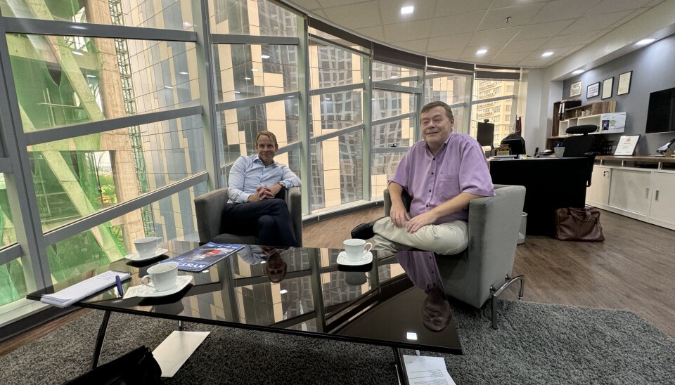 Det er den norske ambassaden i Manila som organiserer paviljongen på WOFEX. Her er ambassadør Christian H. Lyster (t.v.) og markedsrådgiver Claus Gaasvig avbildet på førstnevnte sitt kontor i oktober i fjor.