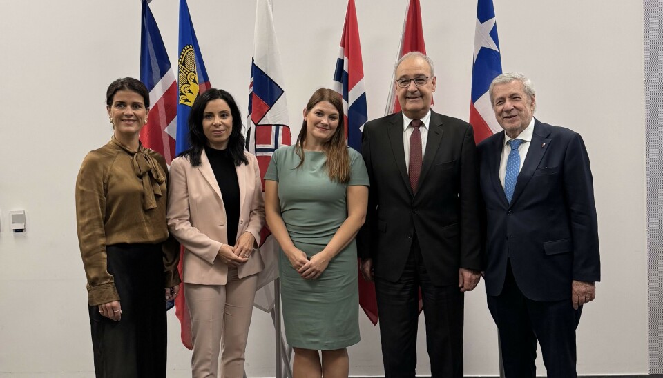 AVTALE: Fra venstre: Thórdis Kolbrún Reykfjörd Gylfadóttir (Island), Dominique Hasler (Liechtenstein), Cecilie Myrseth (Norge), Guy Parmelin (Sveits) og Alberto van Klaveren (Chile)