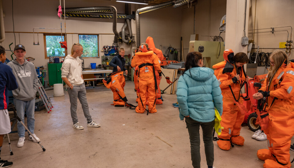 SKJERVØY: Elever på 10. trinn og videregående skolen i Nord-Troms fikk teste flyteutstyr under forrige konferanse i 2022.
