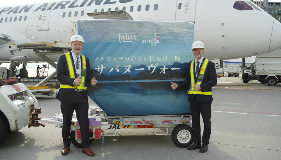 Haneda flyplass i Tokyo: Sjømatutsending til Japan, Johan Kvalheim og Fredrik Steen, Ministerråd ved den norske Ambassaden i Tokyo gir tommelen opp for årets første makrell, 'Saba Nouveau' fra Norge som endelig har ankommet Japan