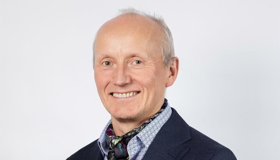 Sametingsrepresentant Knut Einar Kristiansen leverer inn ny sak til Sametingets plenum.