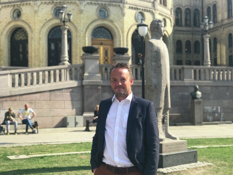Adm.dir i Sjømat Norge, Geir Ove Ystmark foran Stortinget