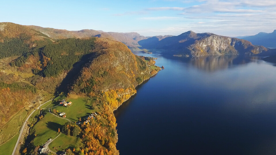 Engebøfjellet og Førdefjorden, hvor staten har gitt gruveselskapet Nordic Mining lov til å dumpe inntil 170 millioner tonn gruveavfall.
