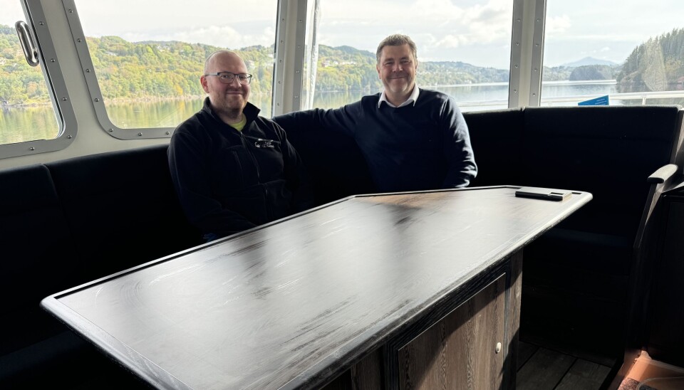 Daglig leder for Mundal Båt, Vidar Grindheim (t.h.) og reder Svein Håkon Fjordbakk, sitter godt i den svære salongen i styrehuset. Her er det plass til minst ti personer rundt bordet.