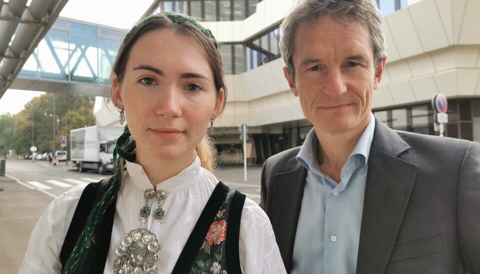 Sigrid Hoddevik Losnegård, nestleder i Natur og Ungdom, og Truls Gulowsen, leder i Naturvernforbundet, utenfor EFTA-domstolen i Luxembourg