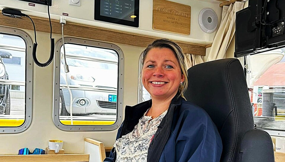 En tydelig fornøyd fisker, Inger-Marie Høyland Kleppe fra Klokkarvik, med sin nye sjark.