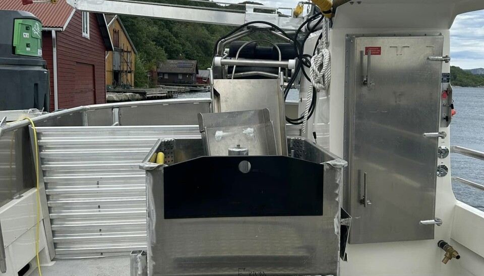 Et romslig arbeidsdekk utrustet for fiske med garn, teine og not.