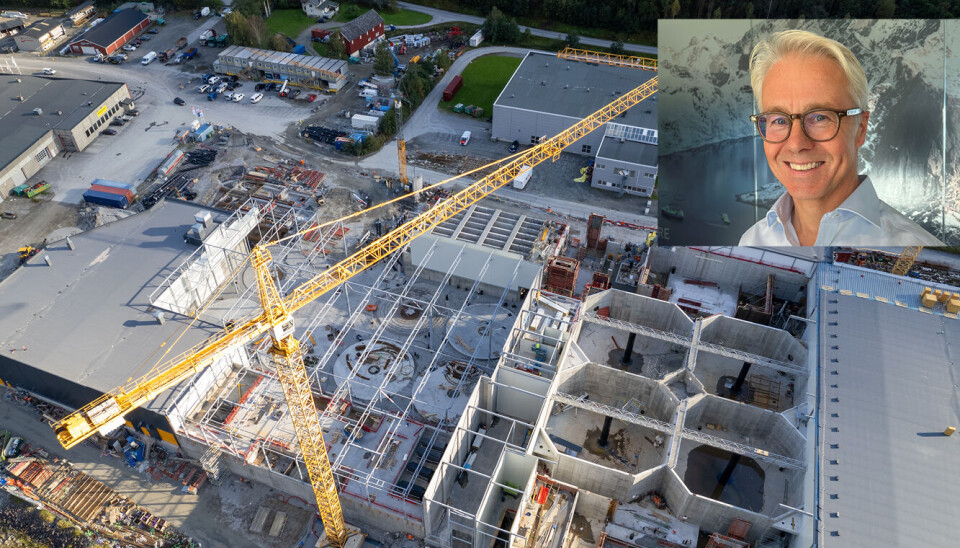 Prosessfabrikken under bygging med CEO i MMC First Process, Lars Erling Krogh, innfelt.