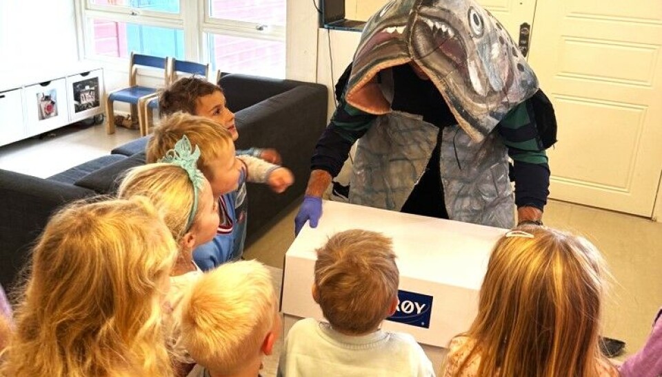 Barna fikk kjenne og ta på ørret, torsk, hyse, steinbit og O-skjell.