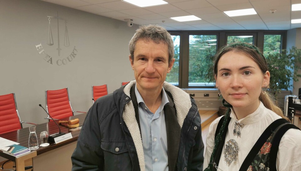 Naturvernforbundets leder Truls Gulowsen og Sigrid Hoddevik Losnegård, nestleder i Natur og Ungdom, lover kamp for å stanse gruvedumpingen i Førdefjorden. Her i EFTA-domstolen, der miljøorganisasjonene fikk tydelig støtte av EU-kommisjonen og ESA da kjernespørsmålet i Fjordsøksmålet var til behandling i oktober.