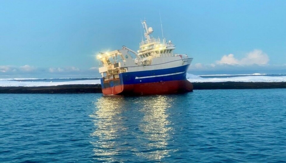 Den 28 meter lange fiskebåten er grunnstøtt ved Hellbergsøya.