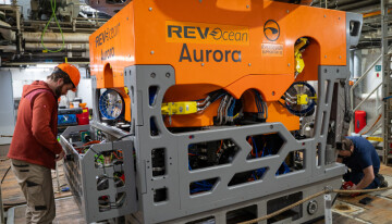 Scott Wieman monterer utstyr på REV Ocean sin ROV Aurora.