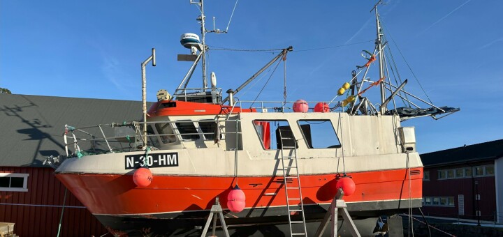 Da alenefiskeren falt over bord fra sjarken «Øyværing», var det ingen som umiddelbart oppdaget at vedkommende var i nød. Fartøyet fortsatte på autopilot vekk fra fiskeren til det grunnstøtte.