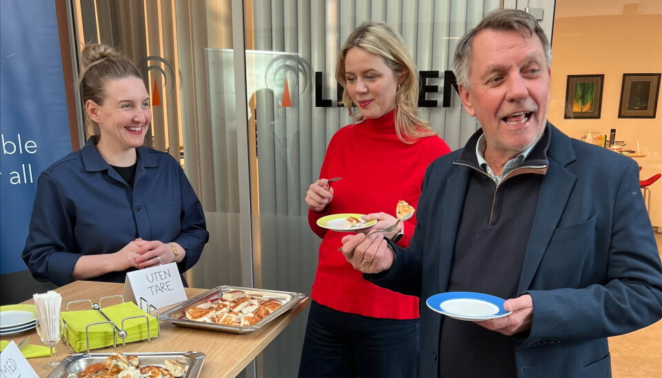 Seniorforsker i Nofima, Dagbjørn Skipnes, forklarer forskjellen mellom fiskekakene med og uten tare. Fra venstre: Dagbjørn Skipnes (Nofima), Marta Hofsøy (Ap), Leonore Olsen (Sjy) og Gunnar Wilhelmsen (Ap).