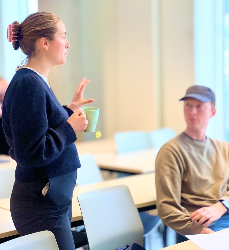 Ragnhild Bech Hestness svarer på spørsmål om tare til studentene.
