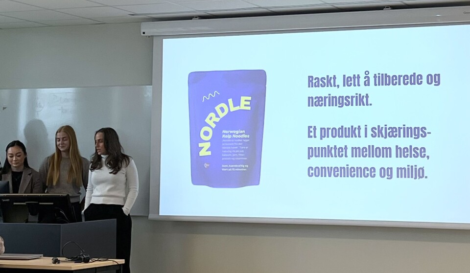 Gruppe 3 presenterer sitt produkt.
