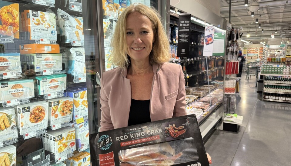 Sjømatutsending til USA, Karine Rød Haraldsson, i butikk med red king crab produkt.