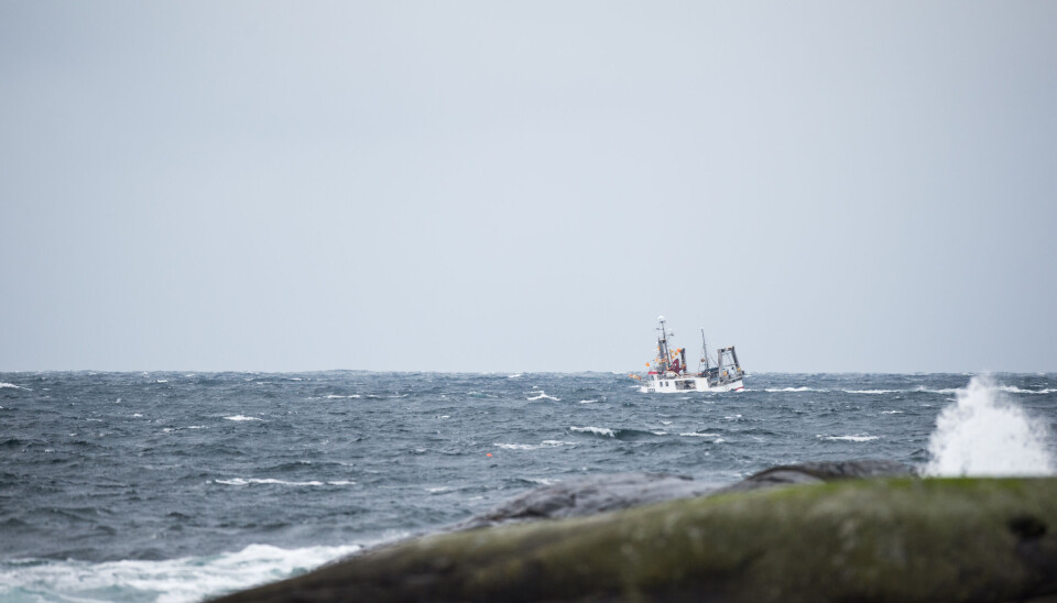Mindre fiskefartøy i grov sjø utenfor Karmøy.