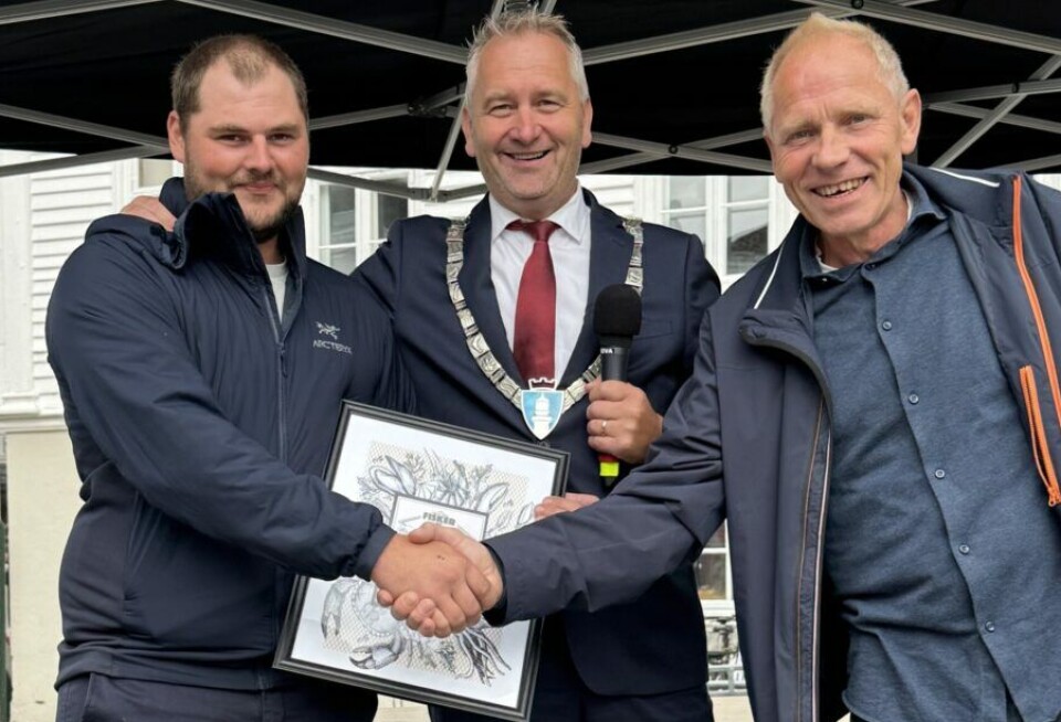 En fornøyd prisvinner sammen med ordfører Alf Erik Andersen i Lindesnes og nestleder Lennart Danielsen i Sør-Norges Fiskarlag.