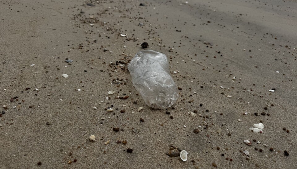 Ingen ønsker plast på strendene, men en avtale som kan hindre dette lar vente på seg.